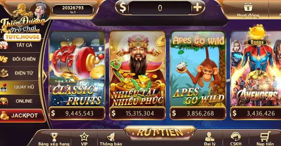 Trận đấu bóng đá sôi động tại sân vận động lớn, với logo hi8 link mới nhất